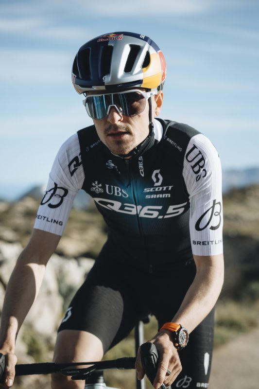 Aanwinst Tom Pidcock presenteert het nieuwe tenue van Q36.5