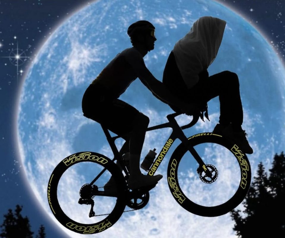 Unibet Tietema Rockets presenteert nieuwe fiets op wel heel ludieke wijze