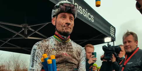 Wat kan hij niet? Messcherpe Mathieu van der Poel verslaat crosscollegas in challenge voor WK