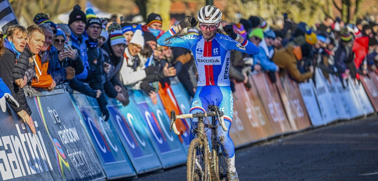WK veldrijden 2025: Barbora Bukovská juicht ronde te vroeg en grijpt vervolgens naast titel