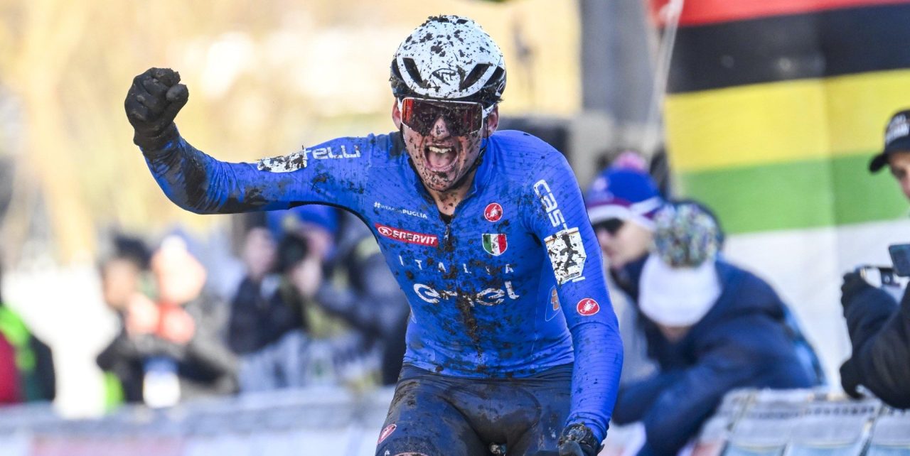 WK veldrijden 2025: Mattia Agostinacchio verovert na knotsgekke race wereldtitel bij junioren