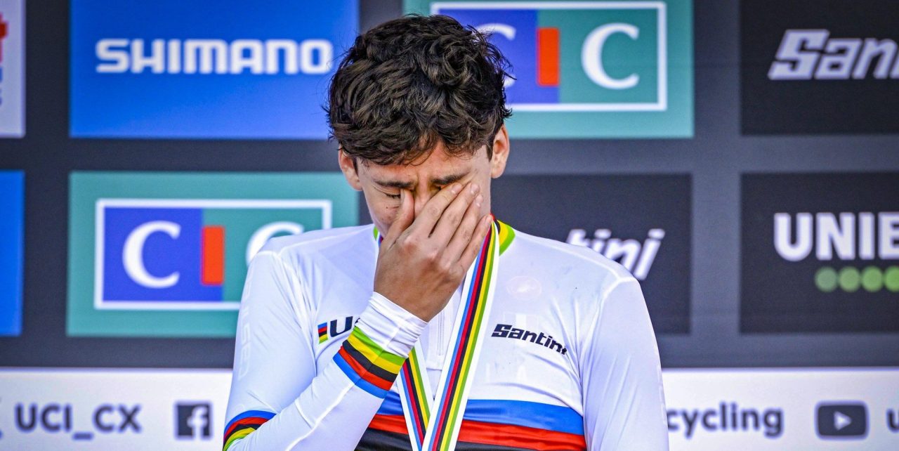 Hevig geëmotioneerde Mattia Agostinacchio rijdt met kapotte schoen naar wereldtitel