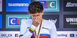 Hevig geëmotioneerde Mattia Agostinacchio rijdt met kapotte schoen naar wereldtitel