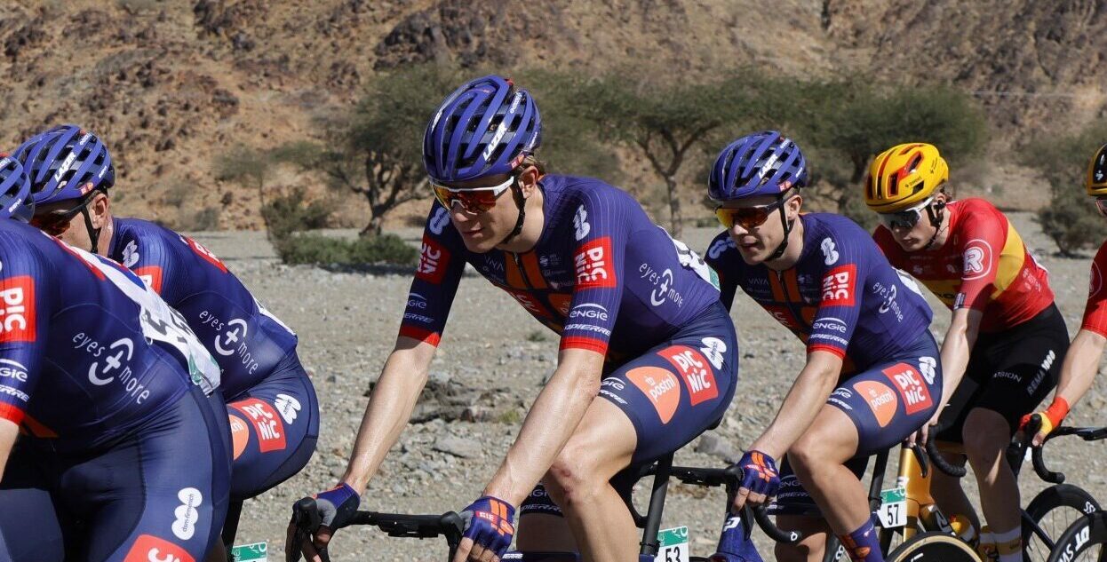Nils Eekhoff zit weer op de fiets na zware val in AlUla Tour