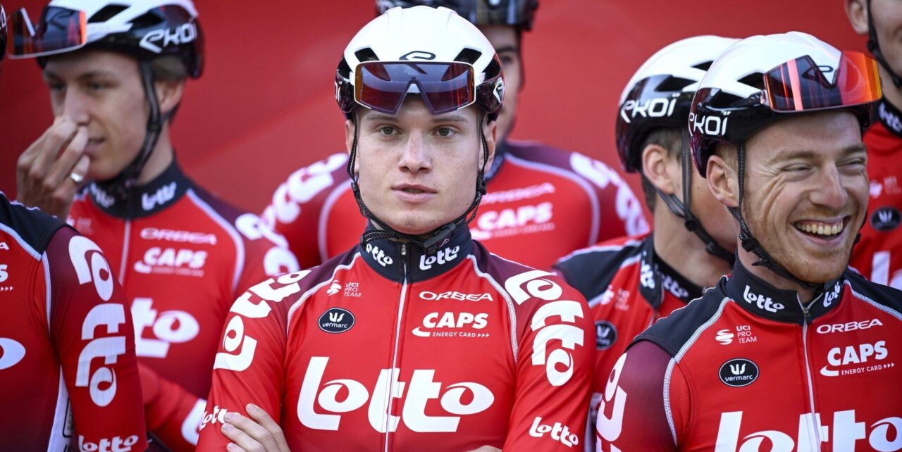 Van Eetvelt maakt zich geen illusies voor UAE Tour: “Terwijl iedereen kapot gaat, lacht Pogacar ermee”