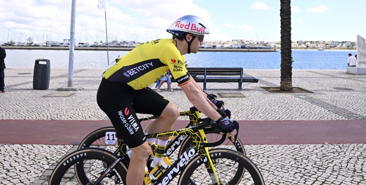 Opvallend: Wout van Aert werkt openingsrit Volta ao Algarve af met tijdrithelm