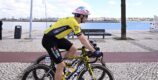 Opvallend: Wout van Aert werkt openingsrit Volta ao Algarve af met tijdrithelm