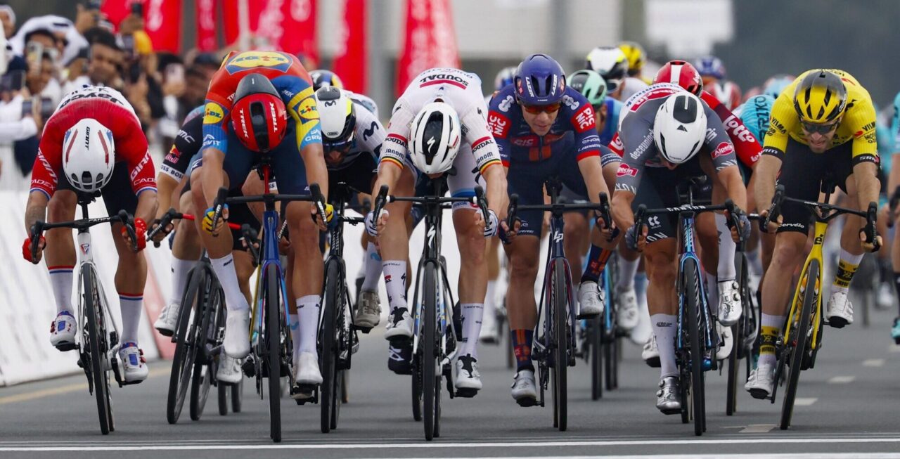 Jonathan Milan snelt naar nieuwe zege in waaierrit UAE Tour, Fabio Jakobsen zesde