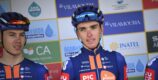 Romain Bardet opent zijn seizoen met winst in UCI Gravel World Series