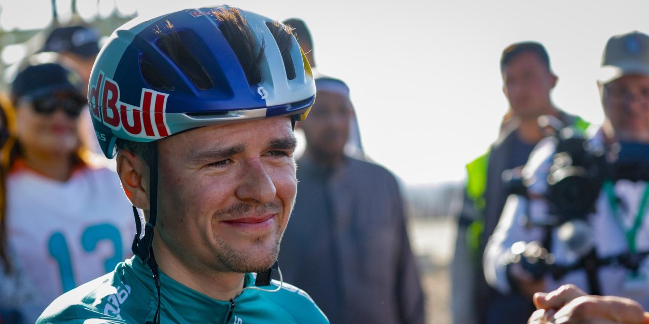 Pidcock houdt stand in waaierrit en wint AlUla Tour, Moschetti maakt feestje compleet voor Q36.5
