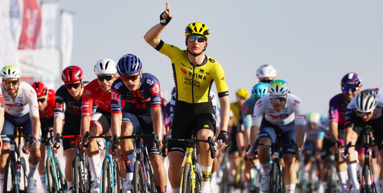 Olav Kooij sprint met overmacht naar zege in openingsrit Tour of Oman