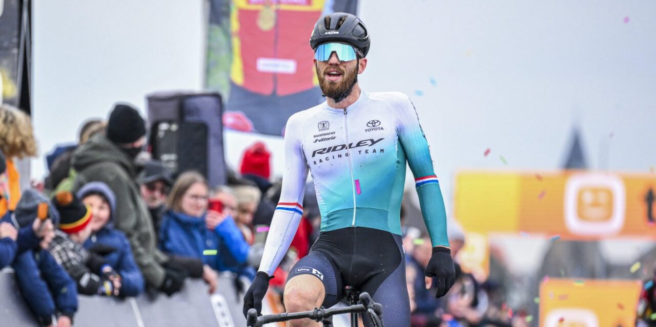 Het veldritseizoen zit erop: Joris Nieuwenhuis wint in Oostmalle bij afscheid Aerts, Adams en Van Kessel