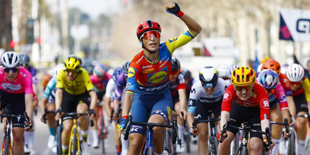 Elisa Balsamo sprint naar ritwinst in Valencia, leiderstrui blijft voor Demi Vollering