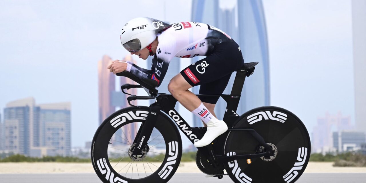 Tadej Pogacar test lichtere en snellere tijdritfiets in Romandië met oog op Tour de France