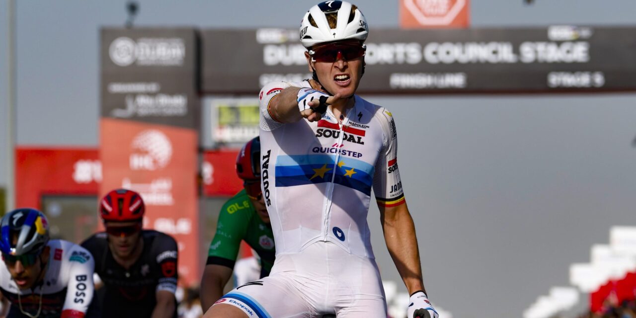 Tim Merlier zet chaotische sprint UAE Tour naar zijn hand, meerdere valpartijen in slotfase