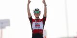 Wereldkampioen Tadej Pogacar zet puntjes op de i in vermakelijke slotrit UAE Tour