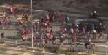 Gigantische val in UAE Tour Women: halve peloton gaat onderuit