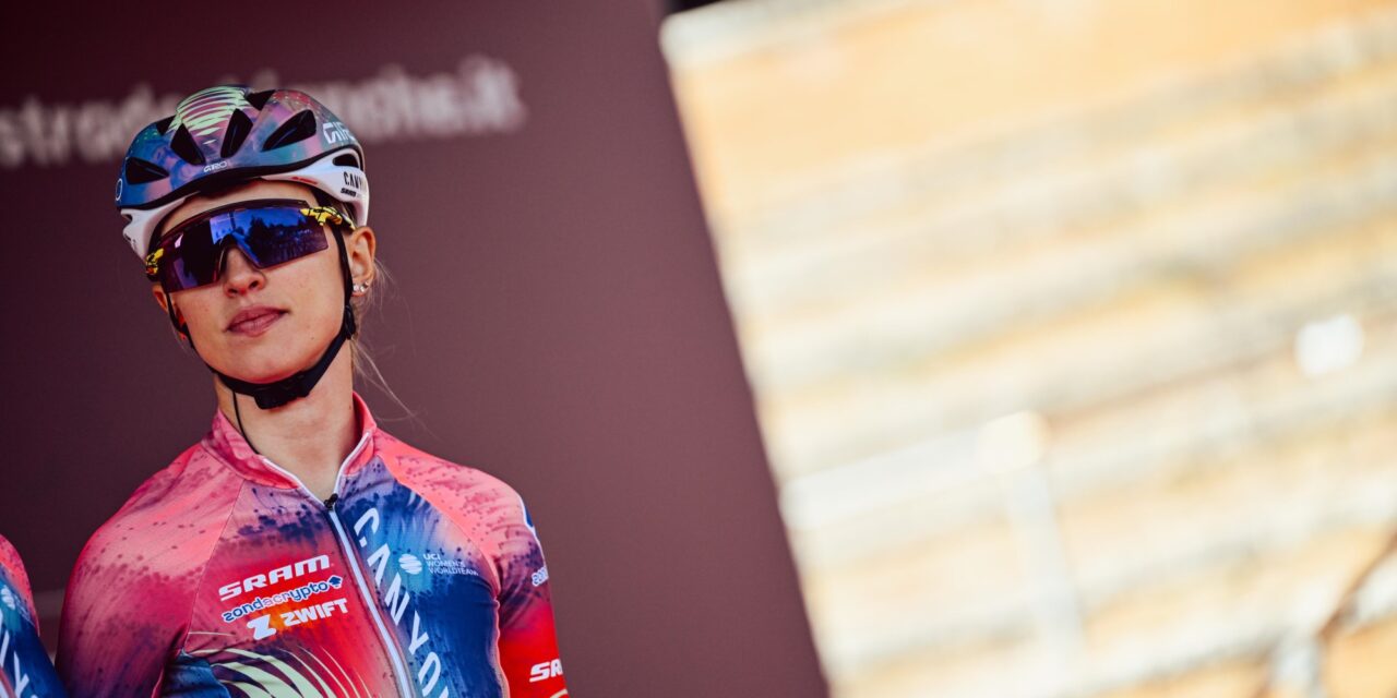 Katarzyna Niewiadoma komt met de schrik vrij na val in Strade Bianche