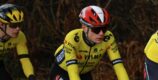 Jonas Vingegaard werd na val in Parijs-Nice niet gecontroleerd op hersenschudding: “Vind dat raar”