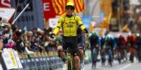 Normaal een ongelijke strijd, maar Matthew Brennan klaart de klus in Ronde van Catalonië