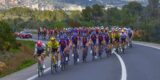 Renners in Ronde van Catalonië na lange neutralisatie begonnen aan rit van slechts 25 kilometer