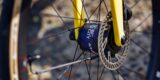 Mogelijk gebruikt Visma-LaB weer bandendrukregulator, Wout van Aert test op kasseien