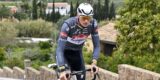 Mathieu van der Poel koerst na 590(!) dagen weer in reguliere kleding in een wegwedstrijd