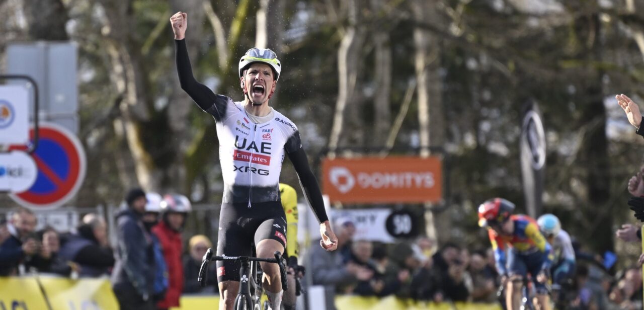 Almeida deelt leider Vingegaard tik uit in Parijs-Nice: “Ik kan deze ronde winnen”