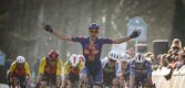 Nils Eekhoff wint na revalidatie meteen Nokere Koerse, Jasper Philipsen komt hard ten val