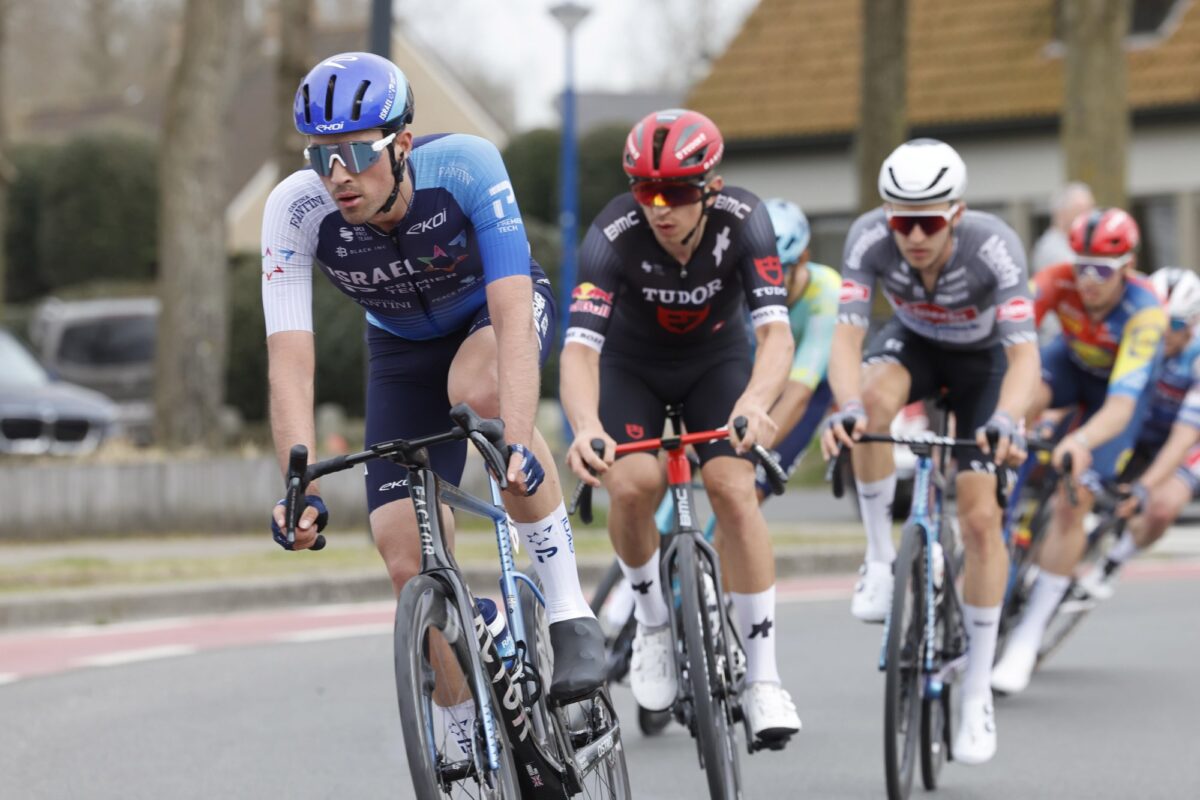 Ethan Vernon wint ‘vreemde’ en extreem snelle sprint: “Denk dat we wel 80 per uur reden”