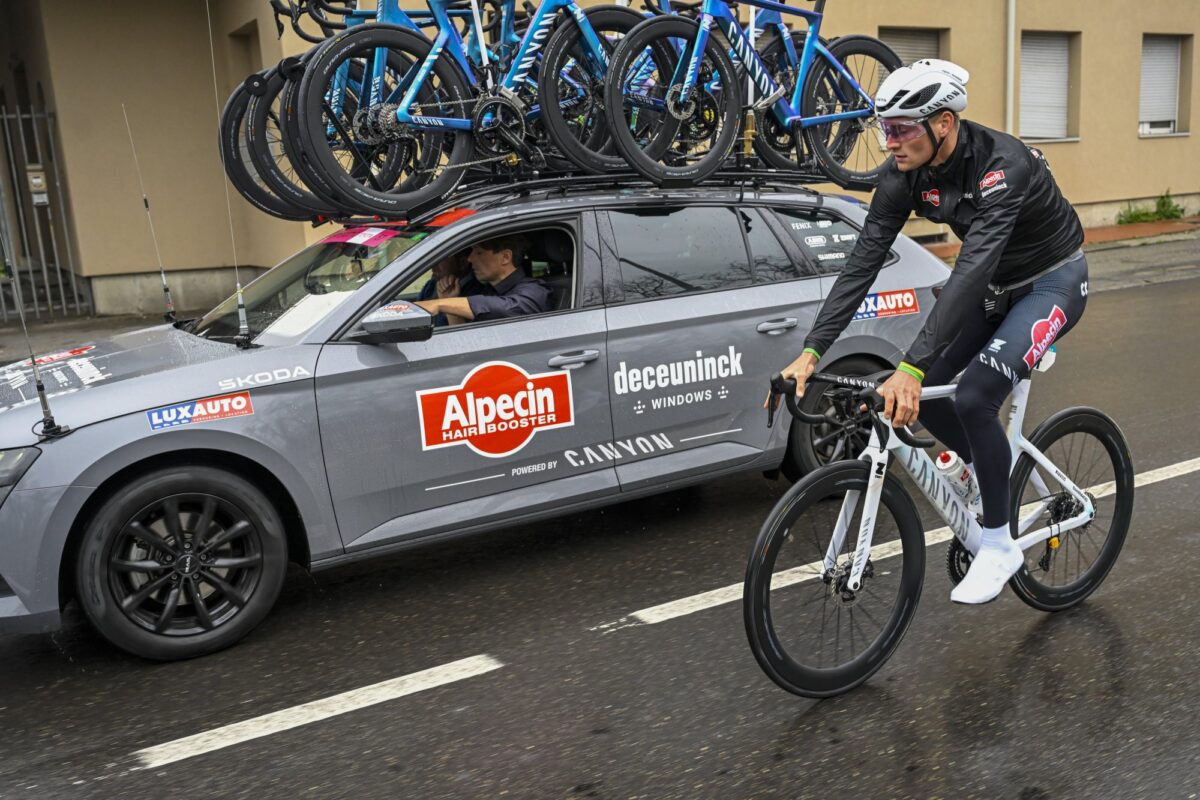 Mathieu van der Poel met nieuwe custom fiets in actie in Milaan-San Remo