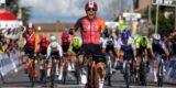 Caleb Ewan sprint bij debuut voor INEOS Grenadiers met overmacht naar zege in Coppi e Bartali