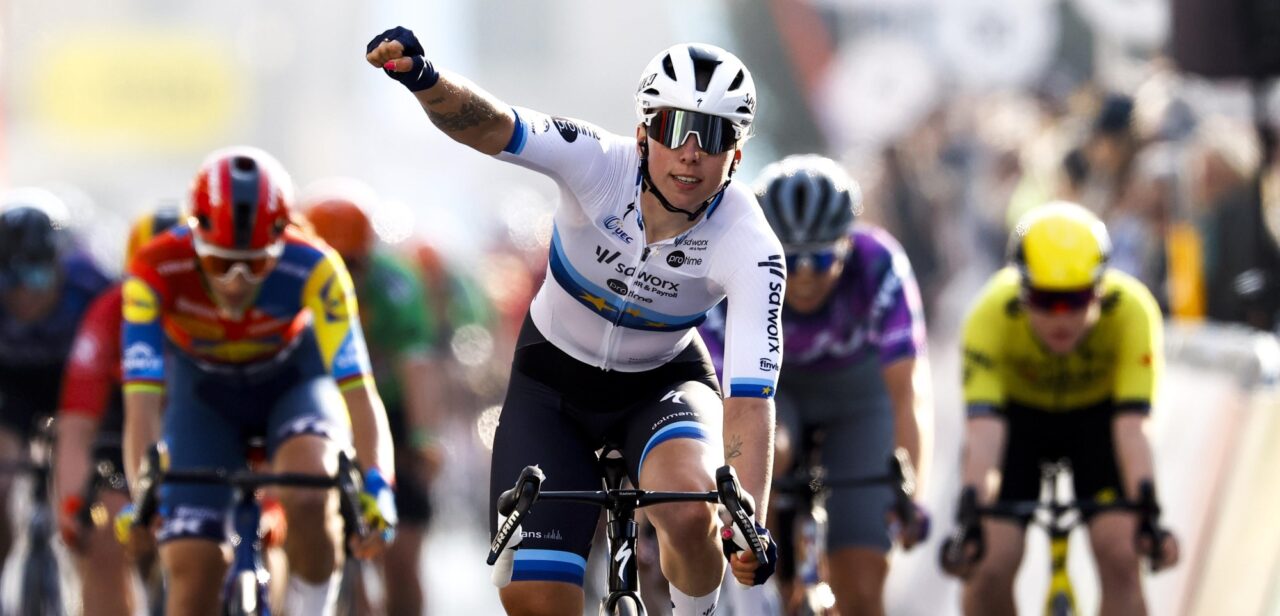 Lorena Wiebes verovert de zege in Classic Brugge-De Panne, Cat Ferguson de harten