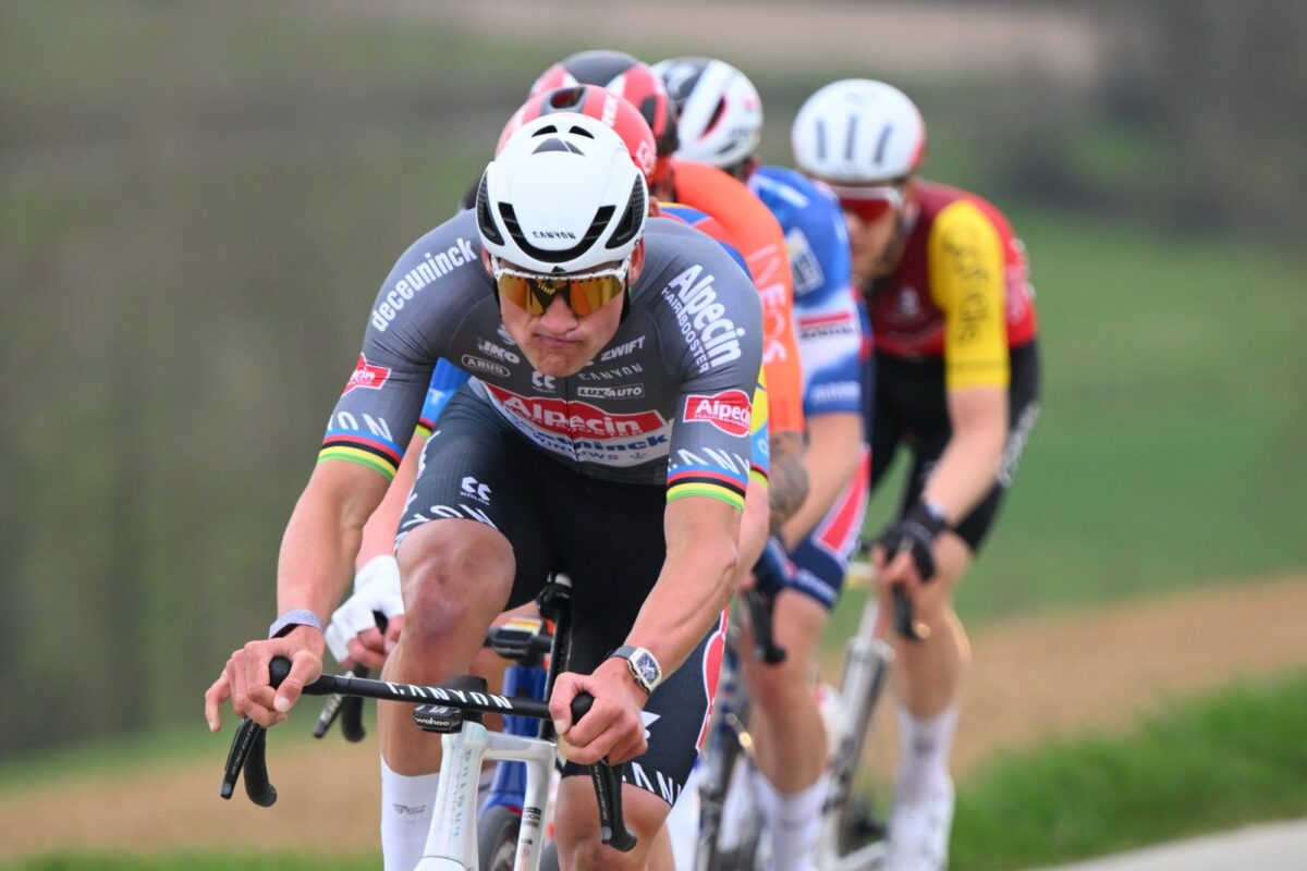 Toeschouwer misdraagt zich en spuugt naar Mathieu van der Poel tijdens E3 Saxo Classic
