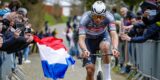 Mathieu van der Poel maakt rare zwieper op natte rotonde, maar blijft overeind