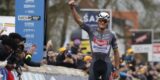 Superieure Mathieu van der Poel volgt zichzelf op in E3 Saxo Classic, Wout van Aert onzichtbaar