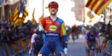 Quinn Simmons wint onthoofde etappe van slechts 25 kilometer in Ronde van Catalonië