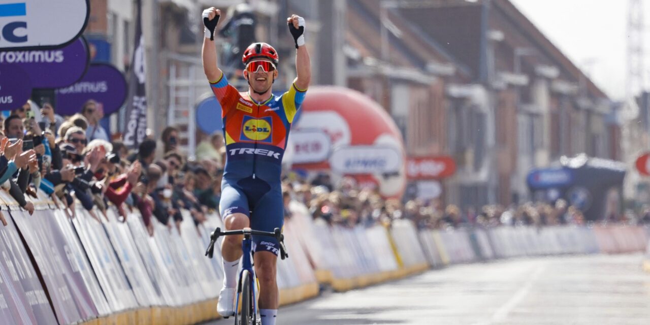 Indrukwekkende Mads Pedersen wint Gent-Wevelgem na solo van 56 (!) kilometer