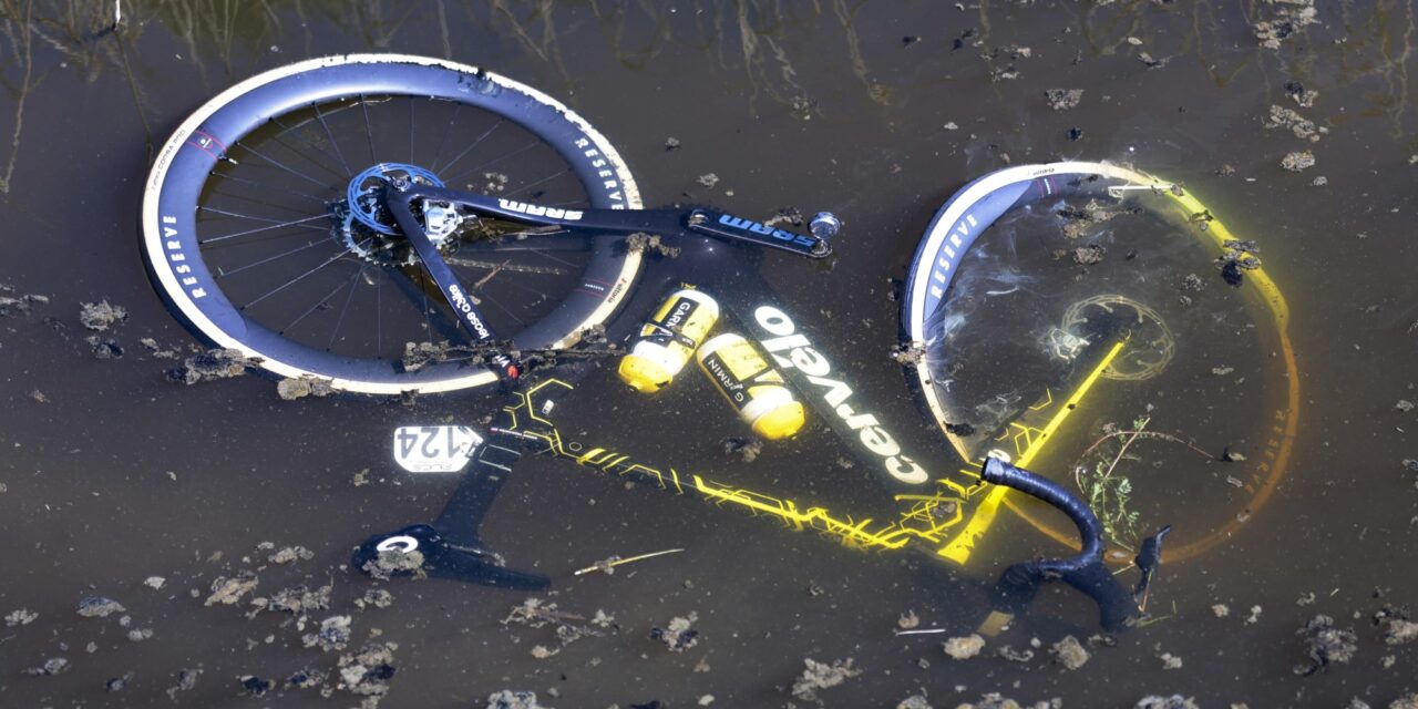 Voorjaar Nienke Veenhoven valt in het water na crash in Gent-Wevelgem