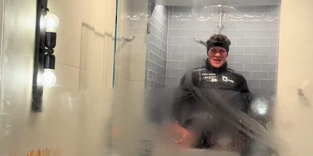 Gek of efficiënt? Jonas Abrahamsen werkt training af onder de douche