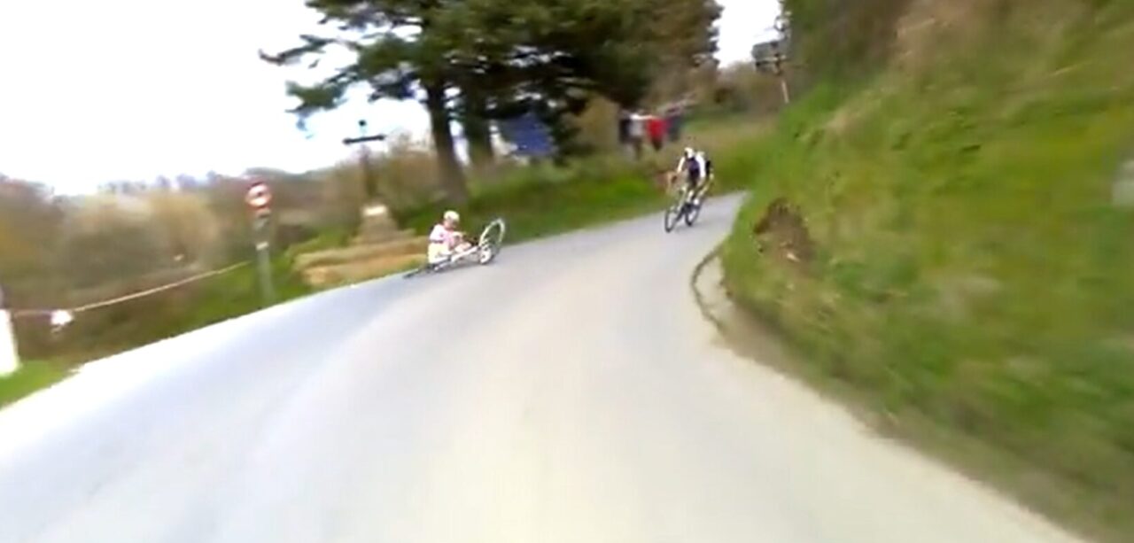 Tadej Pogacar vliegt op hoge snelheid uit bocht in Strade Bianche