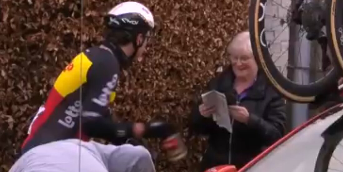 Arnaud De Lie staat met pech langs de weg, maar maakt fan blij met cadeautje