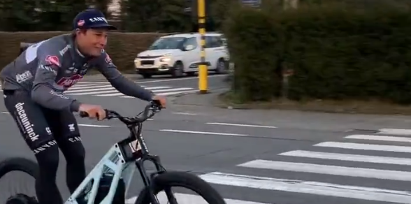 Nu nóg sneller! Jasper Philipsen sjeest voorbij op e-bike van vrijwilliger Rik Bossuyt