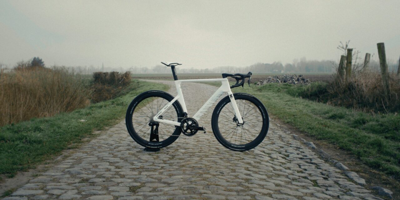 Mathieu van der Poel rijdt Parijs-Roubaix op custom Aeroad geïnspireerd door kasseienimpact