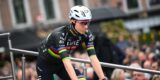 Opvallend: wereldkampioen Tadej Pogacar koerst in het zwart tijdens Waalse Pijl