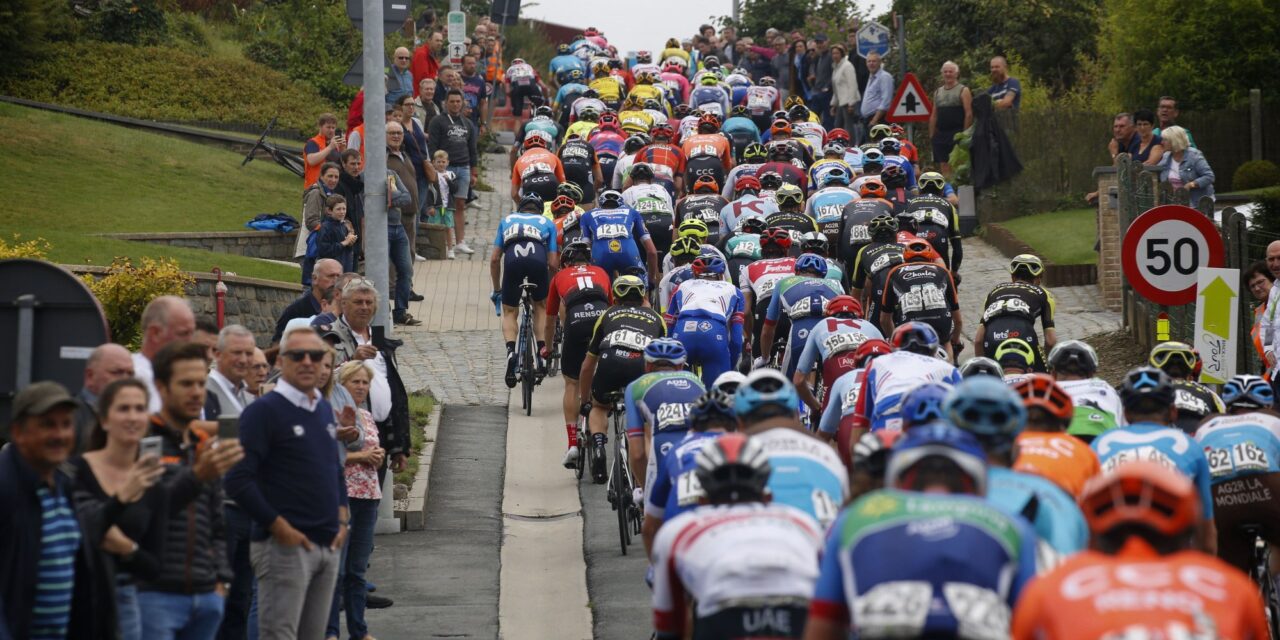 Waterlek zorgt voor barst in wegdek Berendries, een van de hellingen in Ronde van Vlaanderen