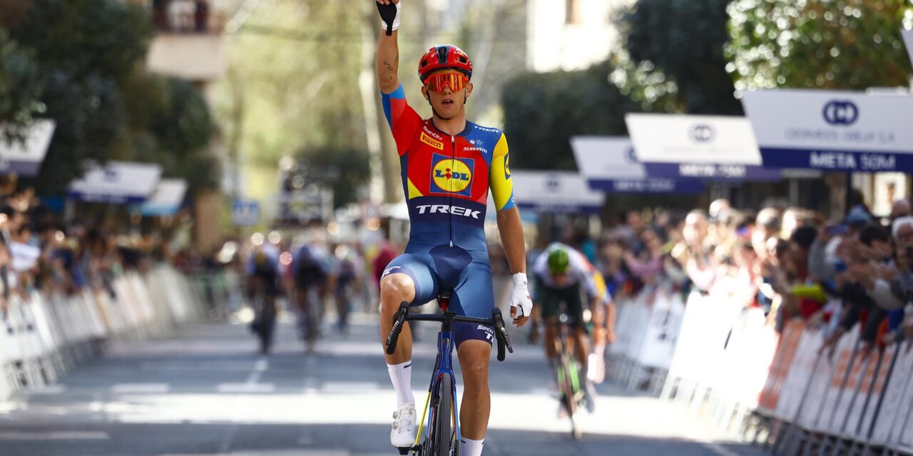 Thibau Nys vliegt op imponerende wijze naar zege in GP Miguel Indurain, Alex Molenaar knap tweede