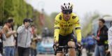 Wout van Aert komt nog voor de eerste kasseistrook van Parijs-Roubaix ten val