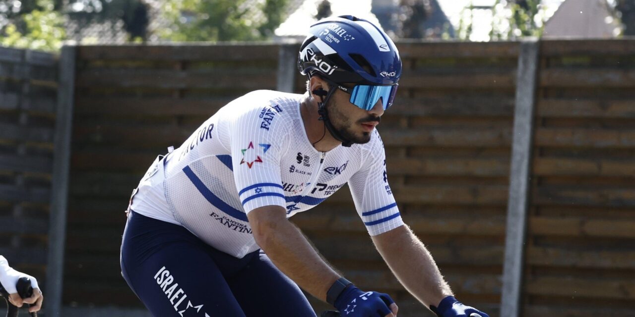 Niet alleen maar concurrenten: debutant rijdt met hulp van rivaliserende ploeg Parijs-Roubaix uit