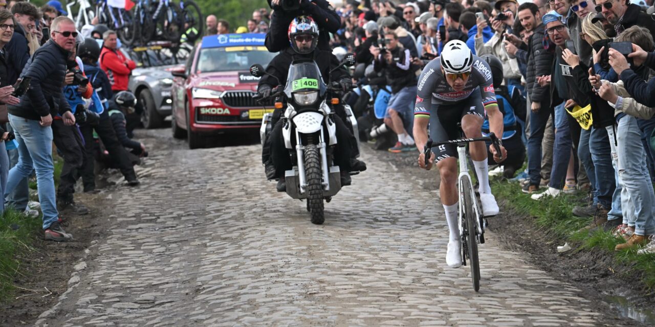 Het was afzien in Parijs-Roubaix, ook voor Mathieu van der Poel: “Ik kan niet meer, verdomme!”